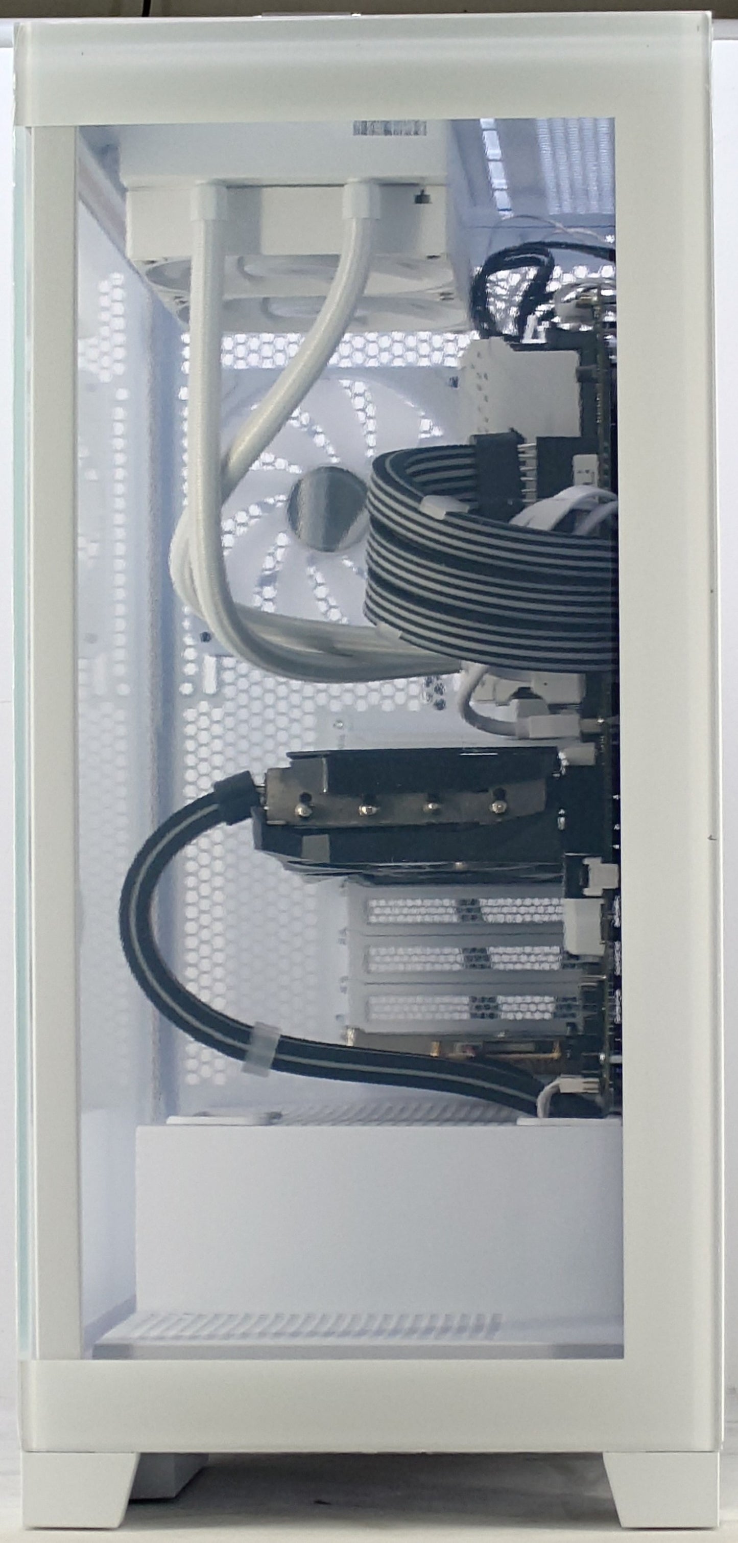 Sama Neview 4503 |  i7-11700 | 16GB RAM | RX 6700